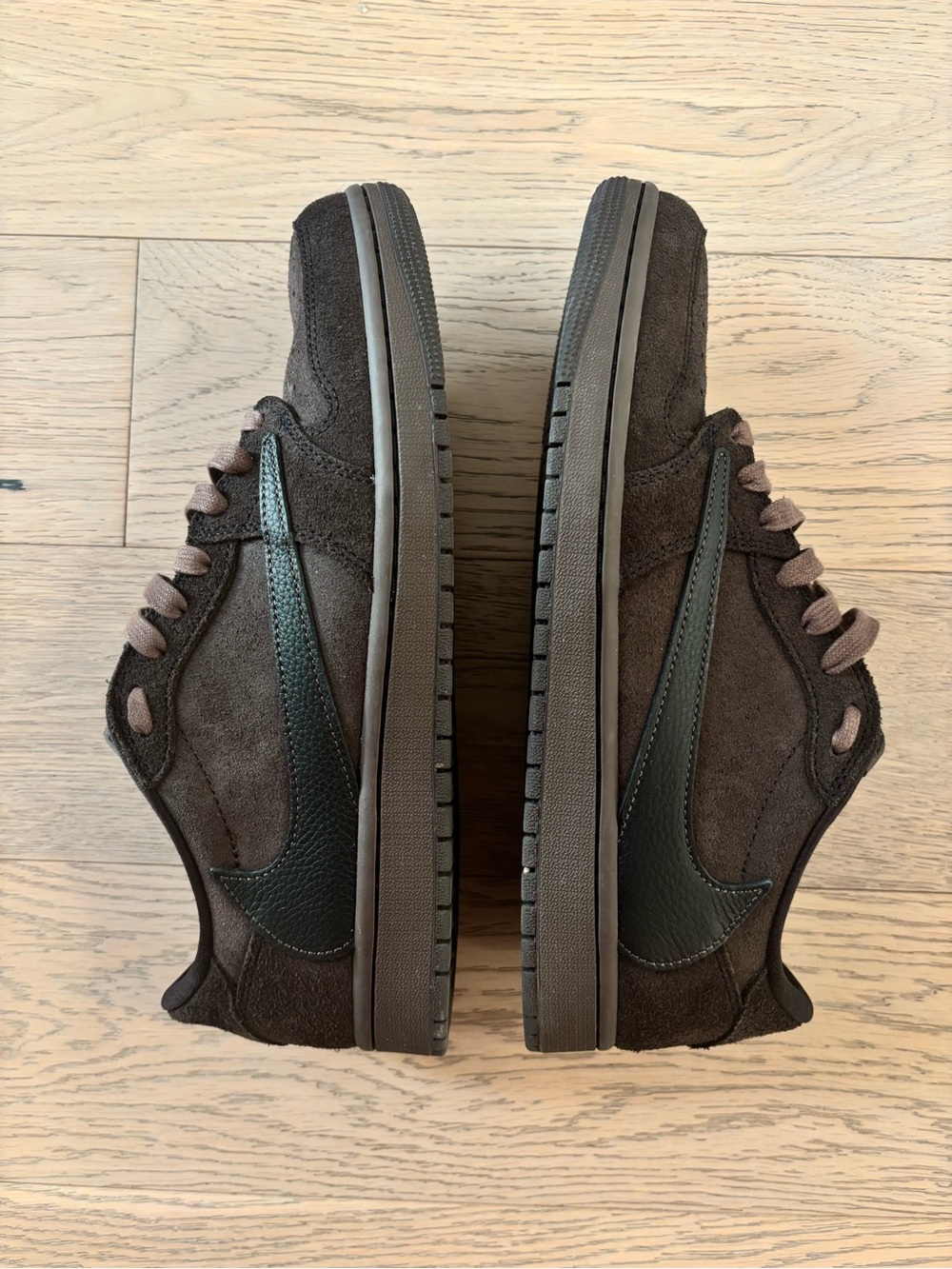 Nike Men’s Dark Brown Travis Scott Jordan 1 Low-Top Suede Sneakers - Picture 5 of 8
